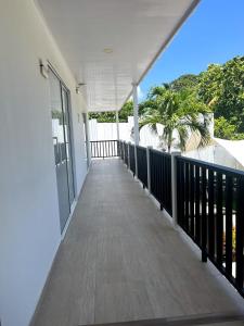 uma varanda de uma casa com vista para o oceano em Hotel Mar de Corales By CAJASAI em San Andrés