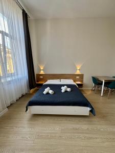 - une chambre dotée d'un lit avec deux ours en peluche dans l'établissement M25 Aparts, à Lviv