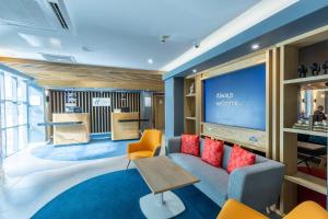 un soggiorno con divano e tavolo di Holiday Inn Express London Croydon, an IHG Hotel a Croydon