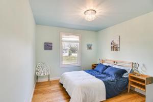um quarto com uma cama, uma secretária e uma janela em Cozy Rhode Island Retreat with Yard, Near Beaches! em North Kingstown