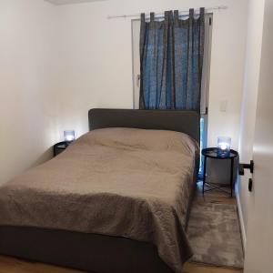 a bed in a room with two lamps on tables at Aparthotel Infinity in Vienna