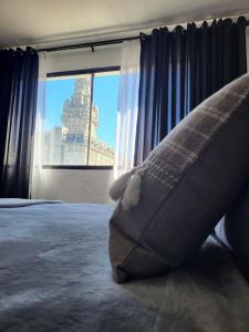 Säng eller sängar i ett rum på Apartamento en el centro de Montevideo con hermosa vista y cerca del mar