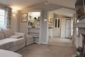 ein Wohnzimmer mit einem Sofa und einer Küche in der Unterkunft Sunset View in Gillingham