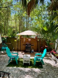 zwei blaue Stühle und ein Tisch im Hof in der Unterkunft RV Paradise on the Wheels at Clearwater Beaches in Largo