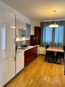 Una cocina con una mesa y un suelo de madera. en Blue lagoon apartment Przno, en Budva