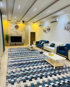 una sala de estar con sofás y una alfombra grande en استراحه فندقيه فخمه نطاق المدينه بخصم ترويجي, en Billah