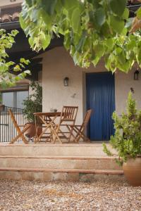 ein Paar Stühle und ein Tisch auf einer Veranda in der Unterkunft Casa el Tilo in Rubiales