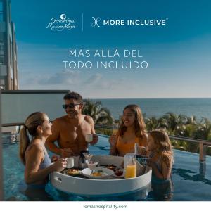 un grupo de personas en una piscina con una mesa de comida en Generations Riviera Maya Family Resort Catamarán, Aqua Nick & More Inclusive, en Puerto Morelos