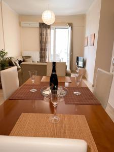 una bottiglia di vino su un tavolo in soggiorno di Sun n' Salt II Apartment a Tolo