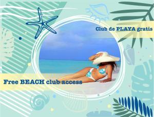Una donna in bikini e un cappello sulla spiaggia di LOS CORALES VILLAS and SUITES - BEACH CLUB, SPA, RESTAURANTS a Punta Cana