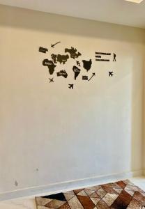 Un muro con un mapa del mundo en él en Eco-friendly 1 Bedroom Apartment facing Eiffel tower, en Rāmkot