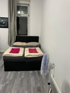 een slaapkamer met een bed en een ventilator bij sam apartmant 12 in Wenen