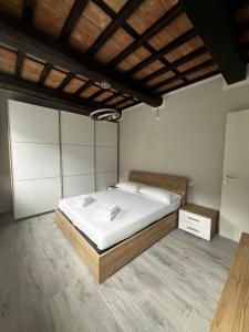 una camera da letto con un grande letto con lenzuola bianche di Casa Martina a Capannori