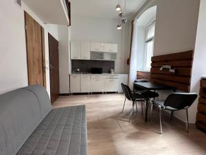 Pokój ze stołem i krzesłami oraz kuchnią w obiekcie Apartamenty Gołębia-Genius w Poznaniu