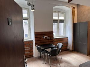kuchnia ze stołem i krzesłami w pokoju w obiekcie Apartamenty Gołębia-Genius w Poznaniu