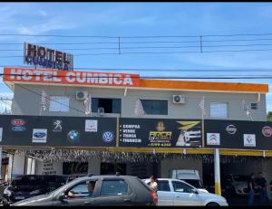 Un cubículo de hotel con coches aparcados frente a él en Hotel Cumbica en Guarulhos