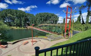una montaña rusa en un parque junto a un lago en Cabañas Los Geranios, en Osorno