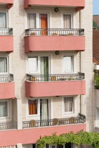 ein Gebäude mit Balkon auf der Seite in der Unterkunft Apartments Ivona in Budva