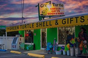 een winkel met een bord dat groene schildpadden schelpen leest cadeaus conversies bij Beachfront condo in paradise in Bradenton Beach