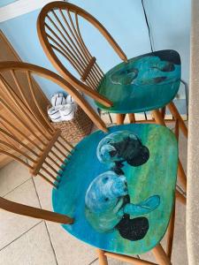 twee stoelen met een glazen ijsbeer op een tafel bij Beachfront condo in paradise in Bradenton Beach