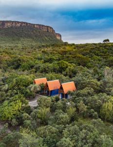 Vue aérienne d'une maison au milieu d'une forêt dans l'établissement SÍTIO CAPÃO DO MEL, à João Pessoa