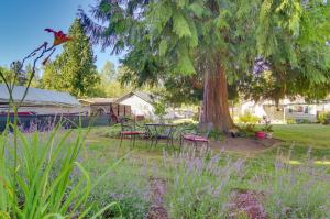 Zahrada ubytování Charming Updated Retreat Walk to Lake Stevens!