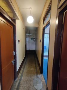 un couloir vide avec une porte et un hallwayngth dans l'établissement Capital O Sillery Gaon, à Pedong