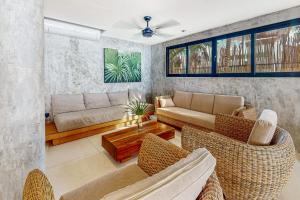 sala de estar con sofá y sillas en Villa Tankah 7 Cielo en Tulum