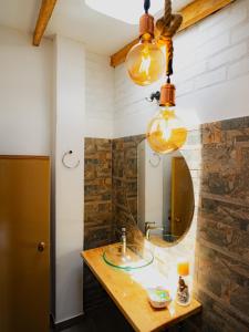 W łazience znajduje się umywalka i lustro. w obiekcie villa luz de vida w mieście Silvia