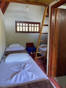 Habitación pequeña con 2 camas y escalera. en SÍTIO CAPÃO DO MEL, en João Pessoa