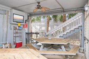 eine Terrasse mit einem Tisch und einem Deckenventilator in der Unterkunft Sunny Daze Beach Condo in Myrtle Beach