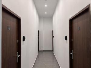 korytarz z trzema drzwiami w budynku w obiekcie Apartamenty Gołębia-Genius w Poznaniu