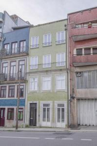 uma fila de edifícios ao lado de uma rua em NEW - Bright Studio in Santa Catarina no Porto