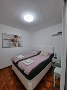 ein Schlafzimmer mit einem Bett mit zwei Handtüchern darauf in der Unterkunft Comfortable one bedroom apartment in Fuengirola