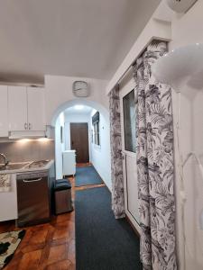 una cucina con corridoio che conduce a una cucina con parete di Comfortable one bedroom apartment a Fuengirola
