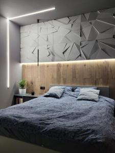 a bedroom with a large bed with a wooden headboard at Modern apartment with spacious backyard by Matt in Warsaw