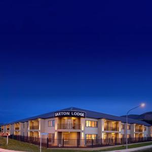 un edificio con un letrero que lee los lofts de salida en Saxton Lodge Motel, en Nelson