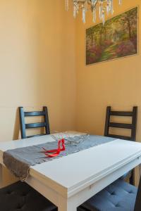una mesa de comedor con una cinta roja. en Ponte per la Sardegna e la Corsica dalla Toscana family apartment, en Livorno