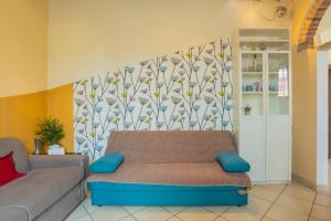 sala de estar con sofá y pared en Ponte per la Sardegna e la Corsica dalla Toscana family apartment, en Livorno