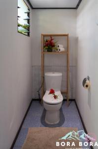 baño con aseo blanco en una habitación en Matira Sunset House N659 DTO-MT en Bora Bora