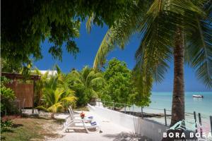 plaża z palmami i oceanem w obiekcie Matira Sunset House N659 DTO-MT w mieście Bora Bora