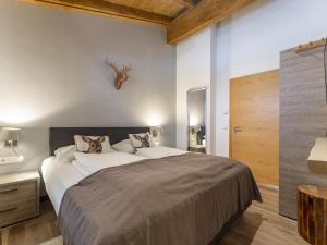 เตียงในห้องที่ Luxury Tauern Suite Walchen-Kaprun 7