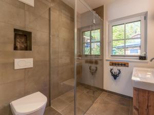 La salle de bains est pourvue d'une douche, de toilettes et d'un lavabo. dans l'établissement Tauernlodge Berglust, à Bramberg am Wildkogel
