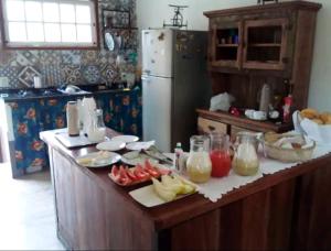 una cocina con barra con frutas y zumo en Pouso Casazul en Tiradentes