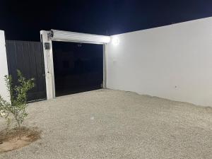 eine Garage mit Garagentor und Tor in der Unterkunft شقق خاصة مع حوش مدخل خاص in Sidīs