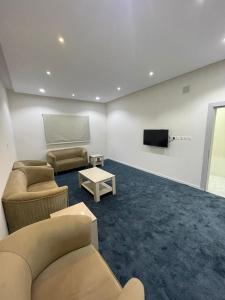 uma sala de estar com 2 sofás e uma televisão de ecrã plano em شقق خاصة مع حوش مدخل خاص em Sidīs