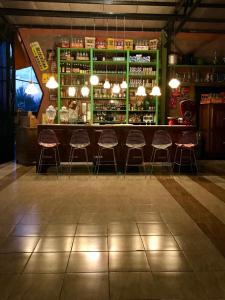 un bar avec des chaises et un comptoir dans un restaurant dans l'établissement Posada de campo Mamúll Mapú, à Rancul