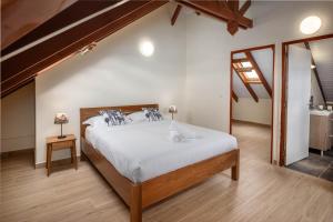 ein Schlafzimmer mit einem großen Bett mit weißer Bettwäsche in der Unterkunft La villa de Lynko in Le Moule