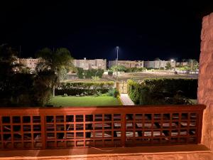 uma cerca de madeira com vista para um parque à noite em Marina 7 El alamein North Coast villa فيلا مارينا 7 العلميين الساحل الشمالى em El Alamein