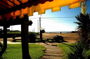 vistas a la playa desde el porche de una casa en Hosteria Querandi en Villa Gesell